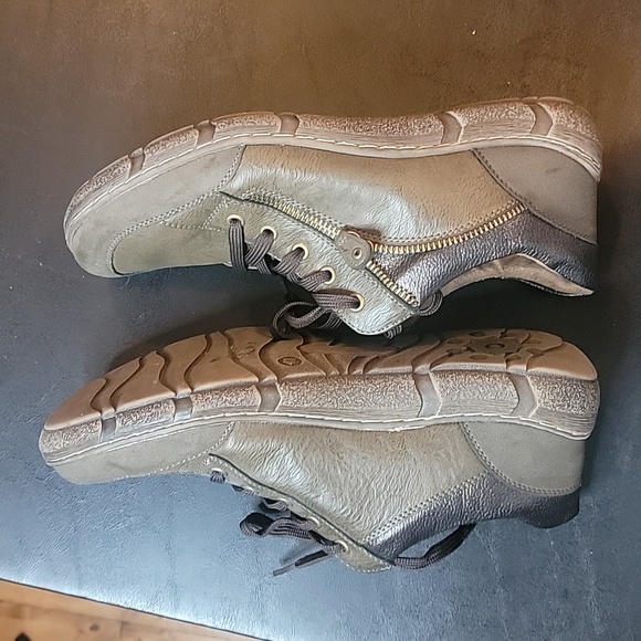 Casual Army Green Suede Hill and detail stitching.  Unsure of the material - Picture 4 of 6